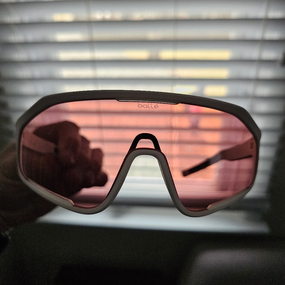 BOLLE White and Pink VR Glasses - Picture 9 of 9